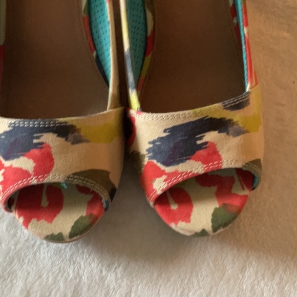 Toms Red and Blue Wedges Stylish Comfort - Picture 3 of 9